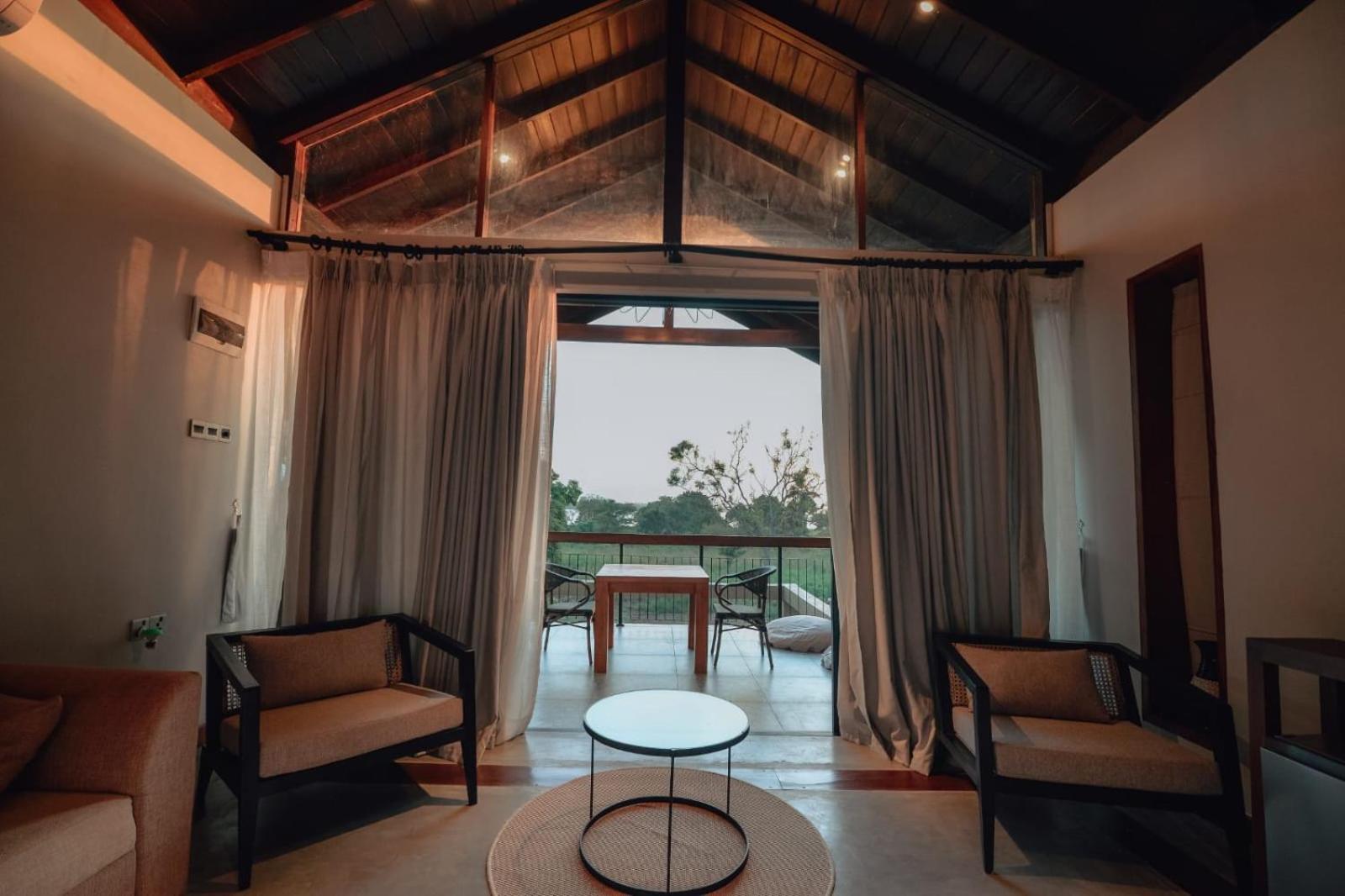 The Villa Lakeshore Anuradhapura Kültér fotó