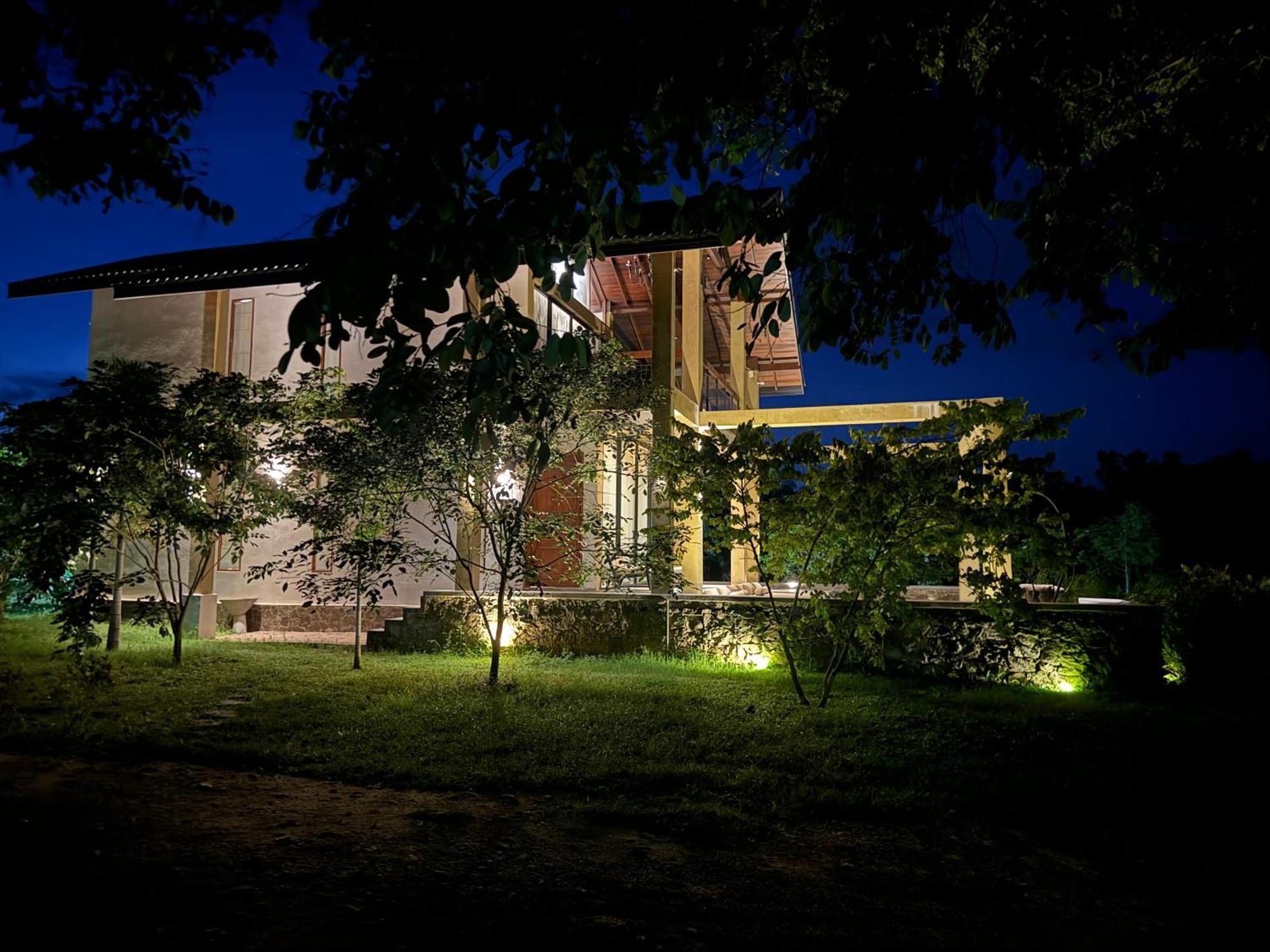 The Villa Lakeshore Anuradhapura Kültér fotó
